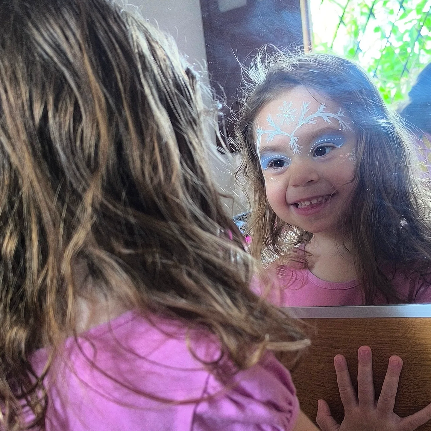 Criança com pintura artistica no espelho