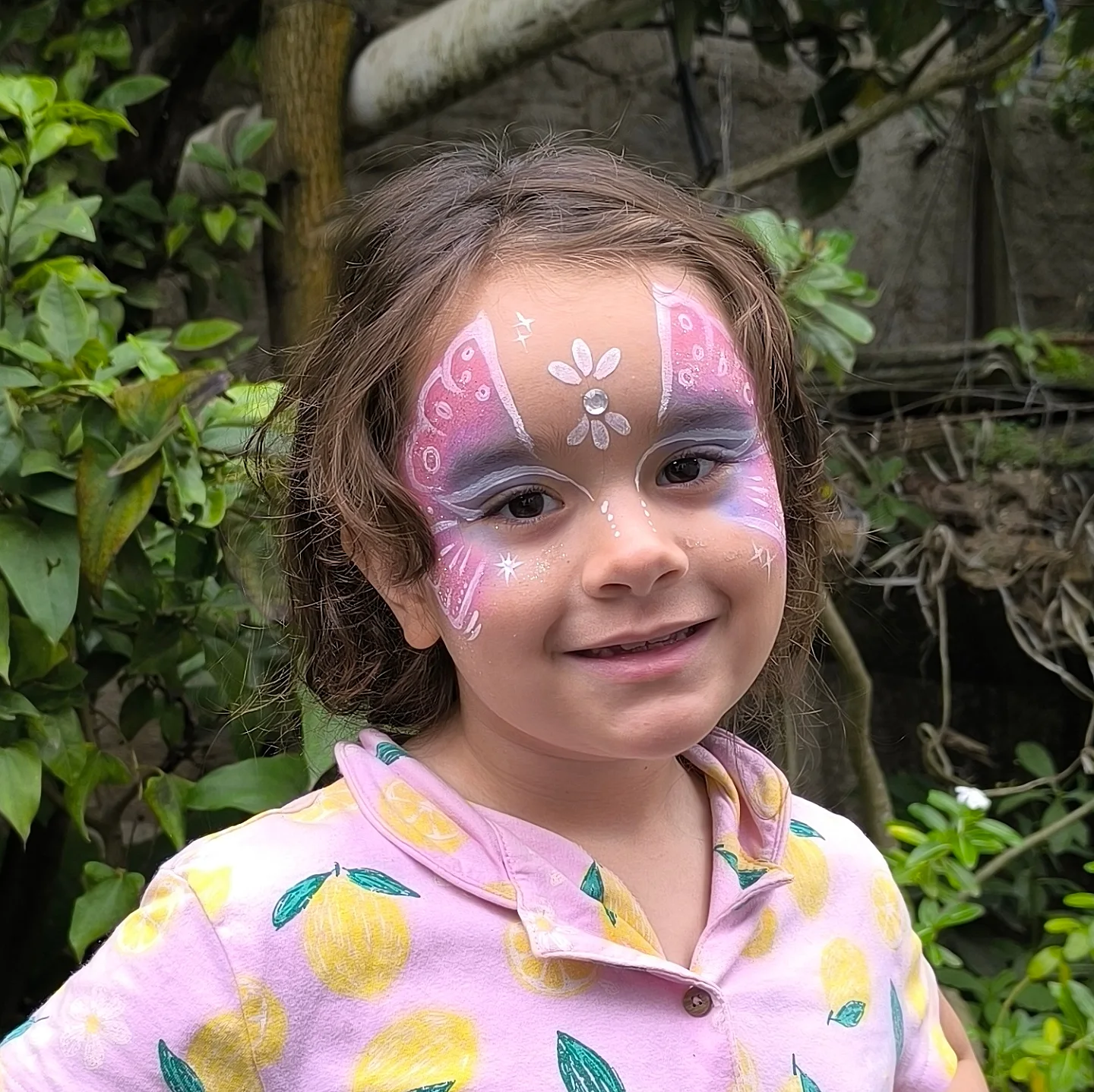 Criança com pintura artistica no jardim